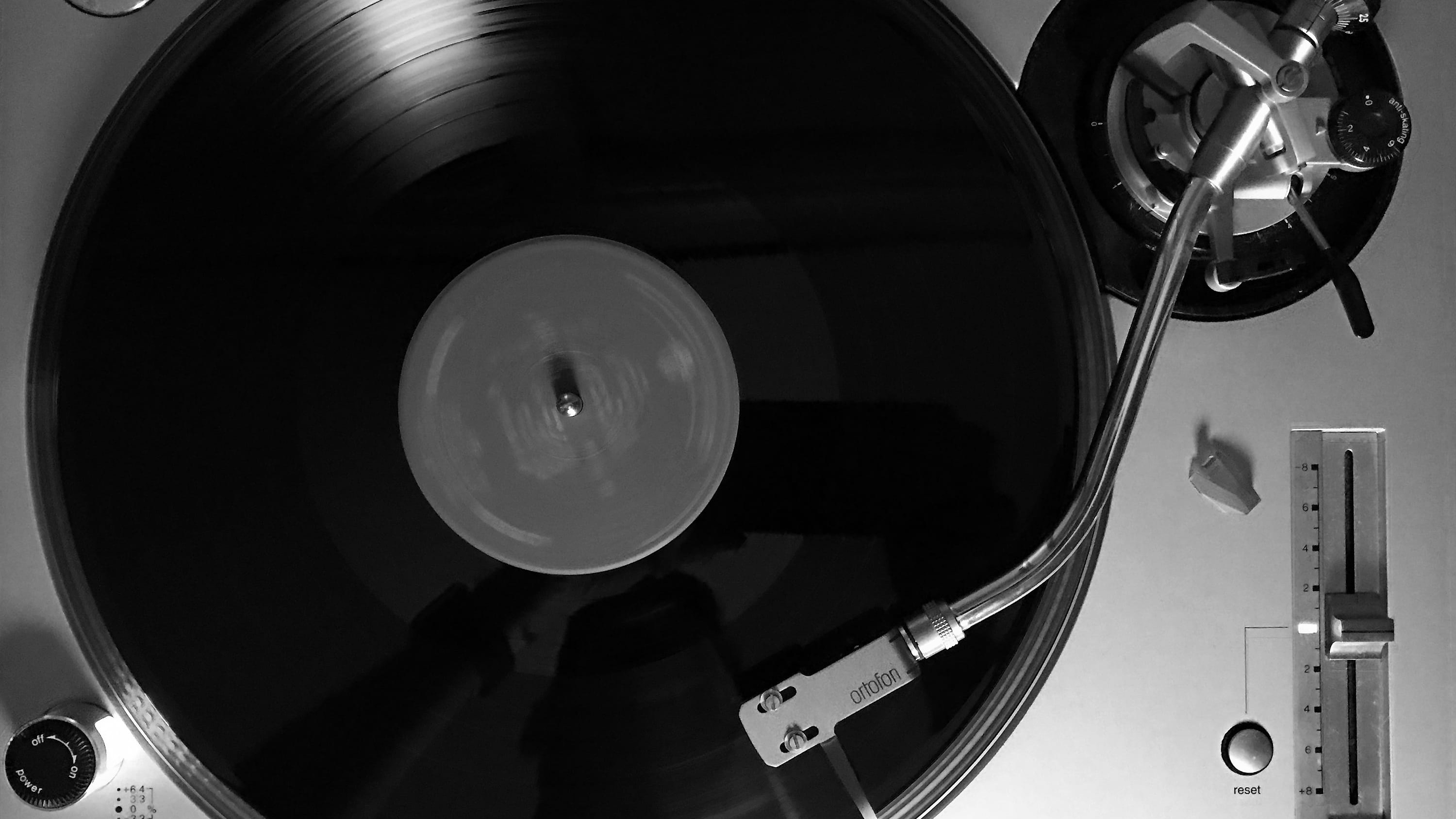 Платівка на програвачі Technics, голка зі звукознімачем над доріжками