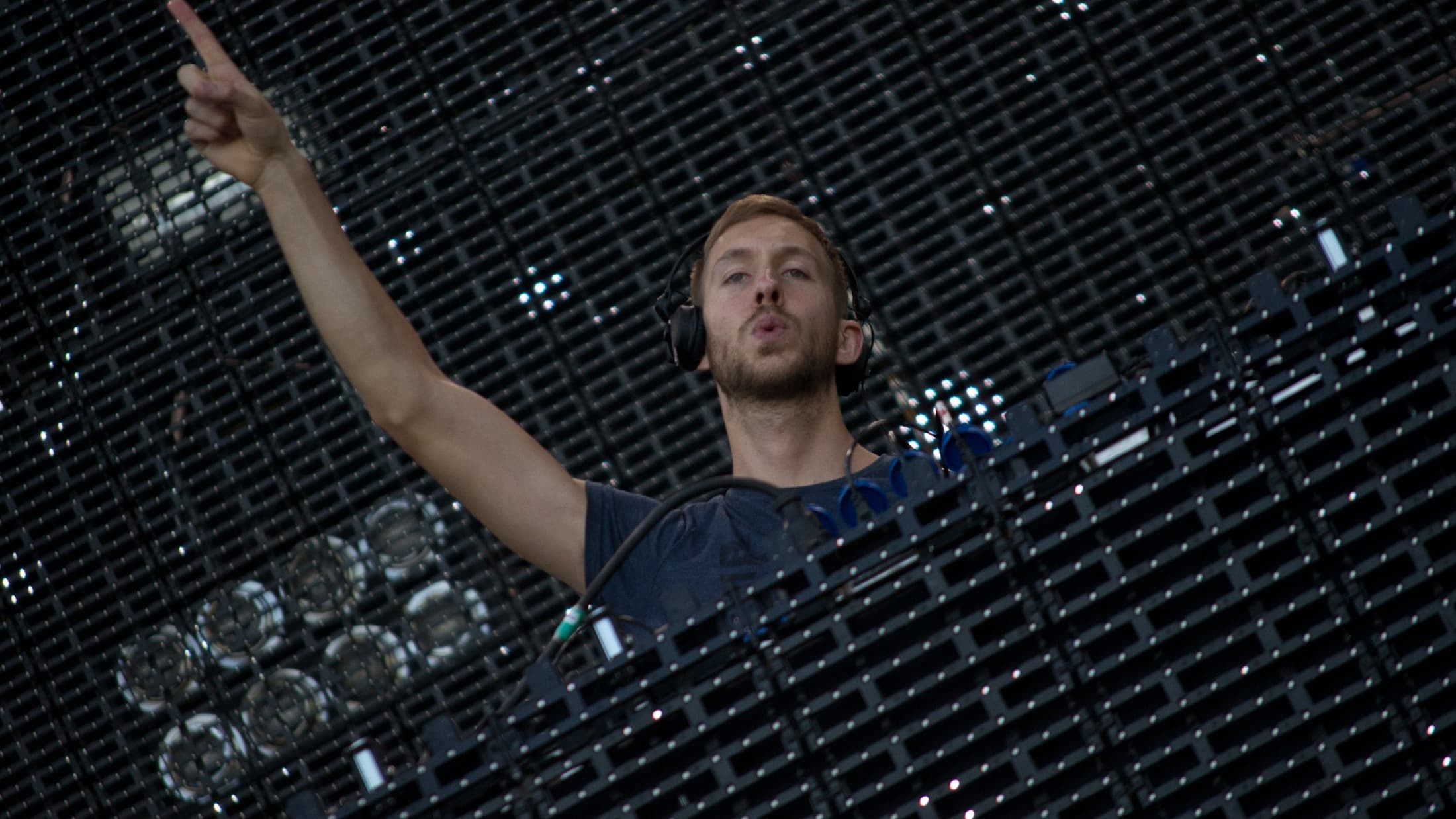 Calvin Harris грав із вантажівки — і потрапив до книги рекордів Гіннеса