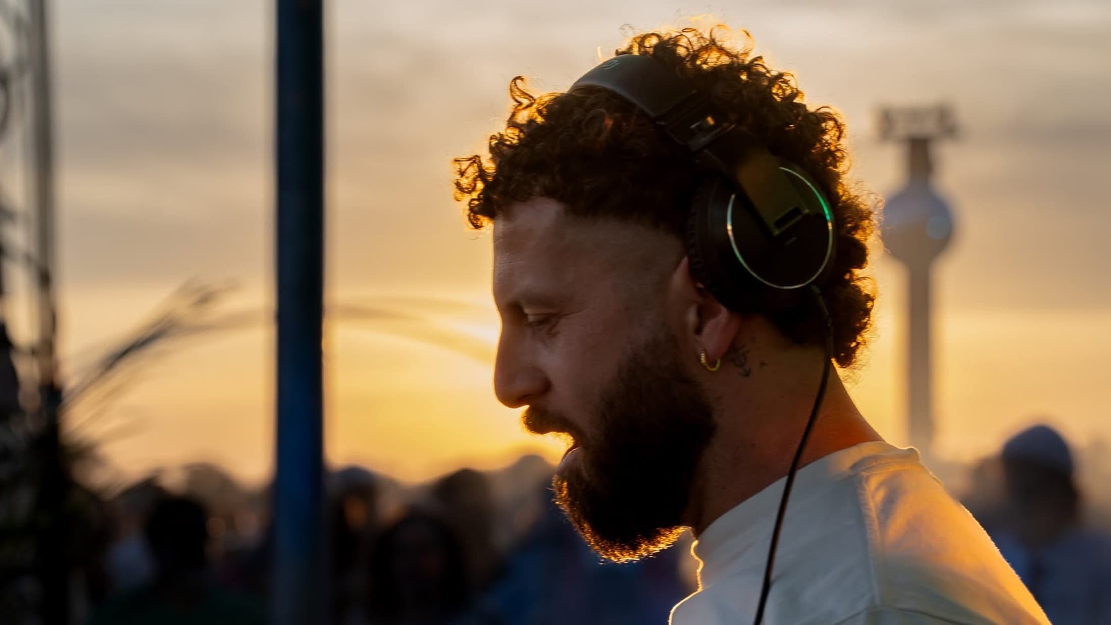Elderbrook анонсував четвертий альбом. Першу пісню з нього він написав на валізах